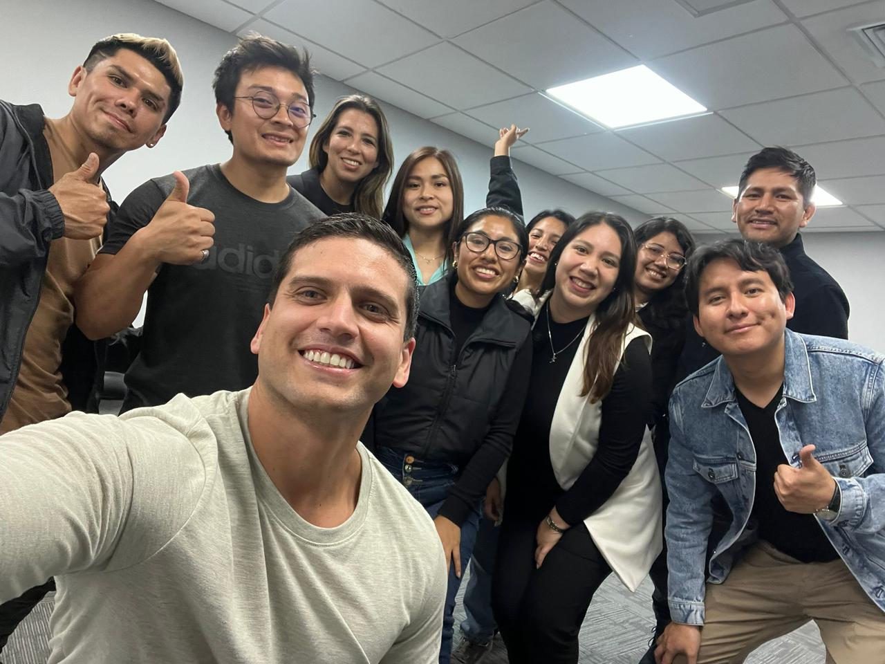 Sesión corporativa de RASEC con equipo de trabajo
